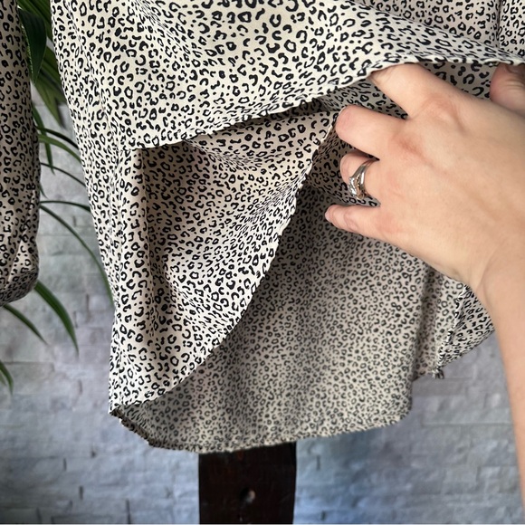 Chelsea & Theodore Animal Small Leopard Print Tan Black Blouse Size Small NWT - Picture 6 of 8